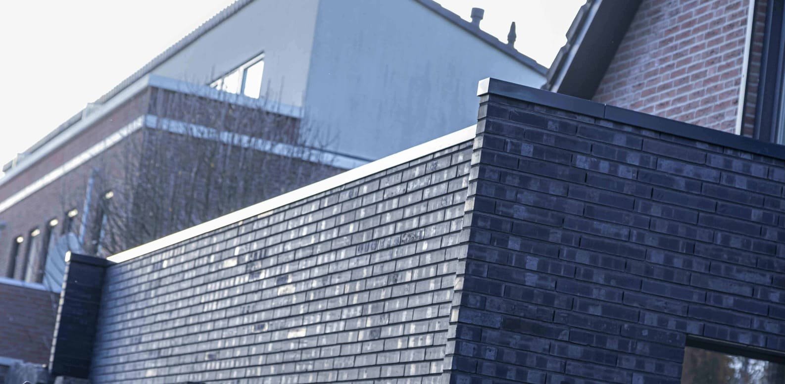 Blauwe baksteenmuur detail