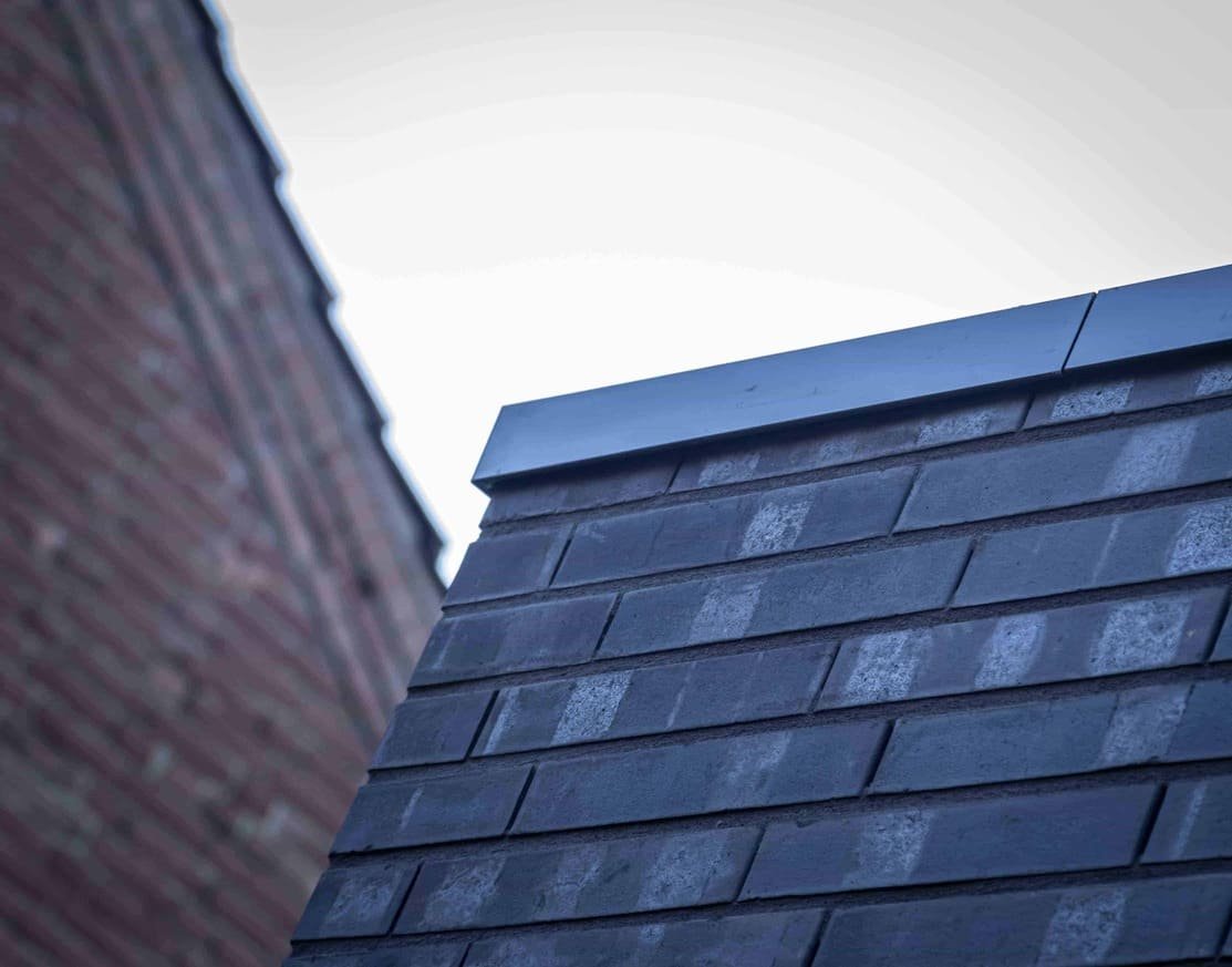 Dakpannen detail bij aanbouw