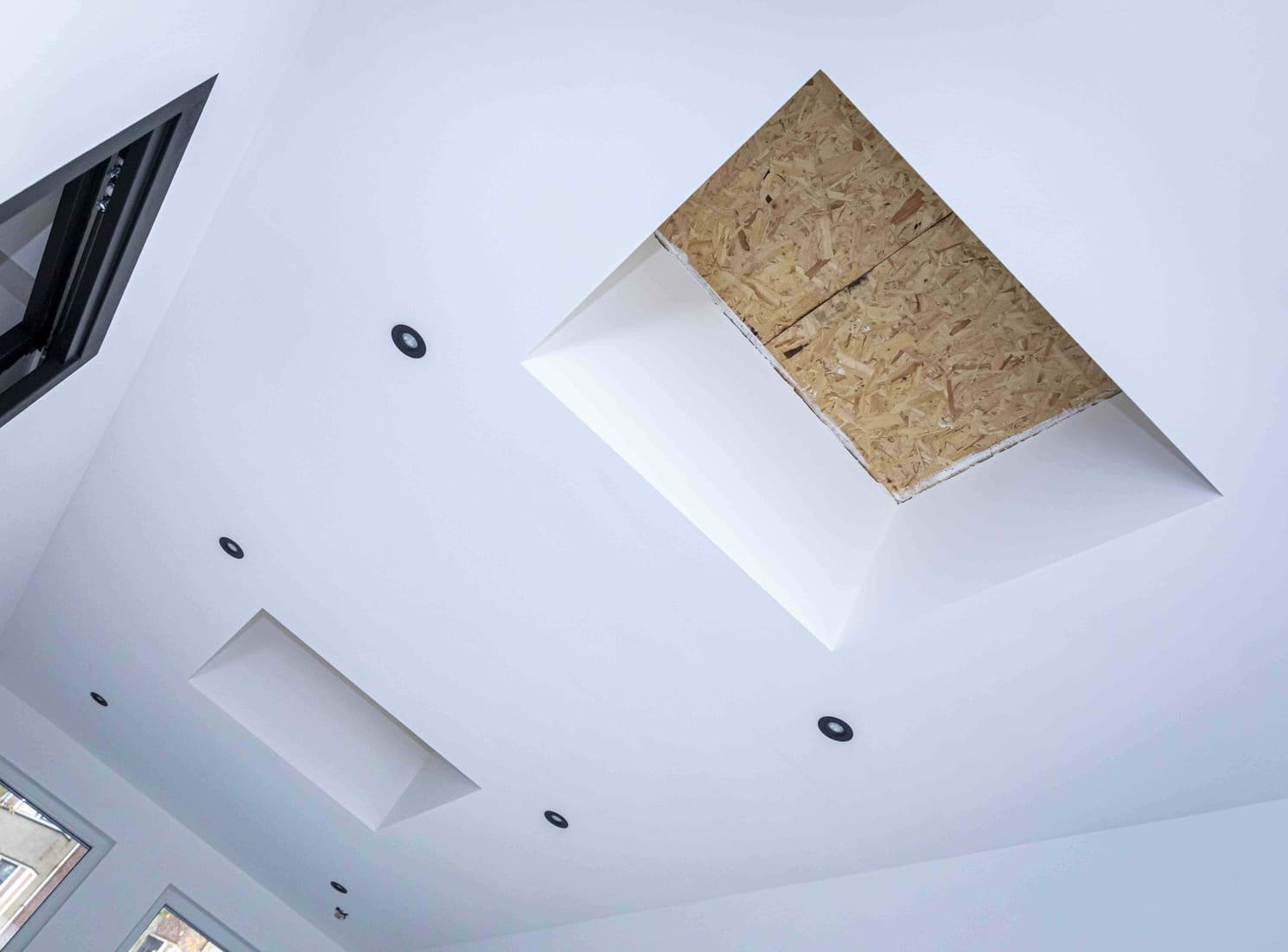 Plafond met inbouwspots in aanbouw