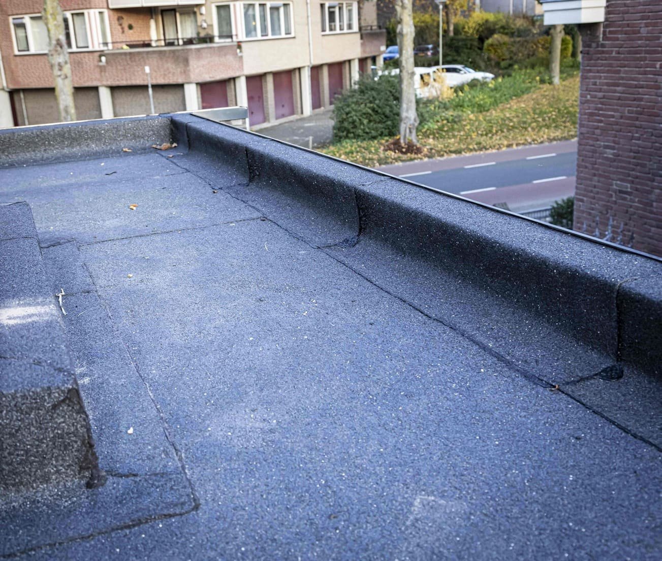 Plat dak detail met dakrand