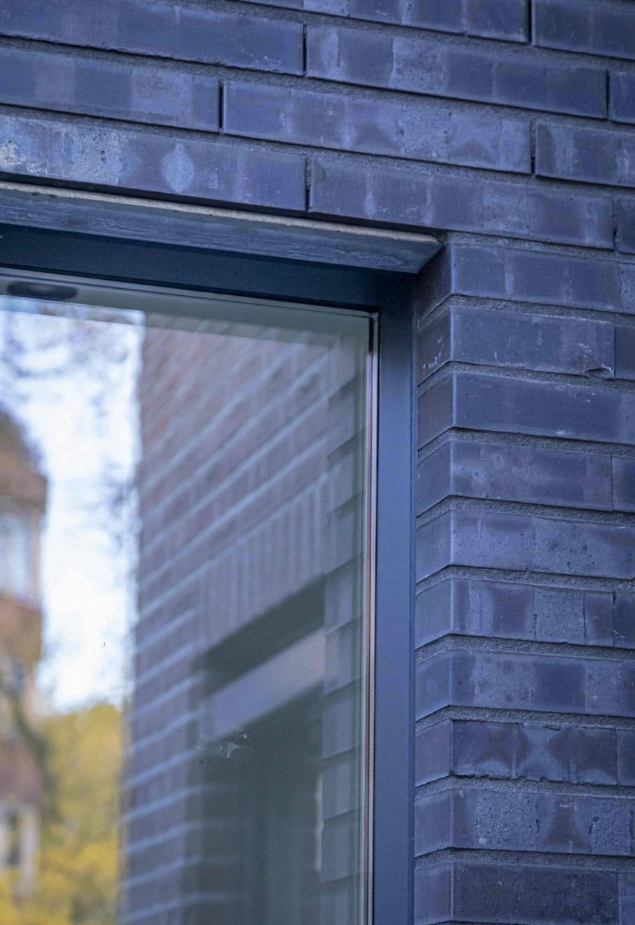 Raamdetail in donker metselwerk