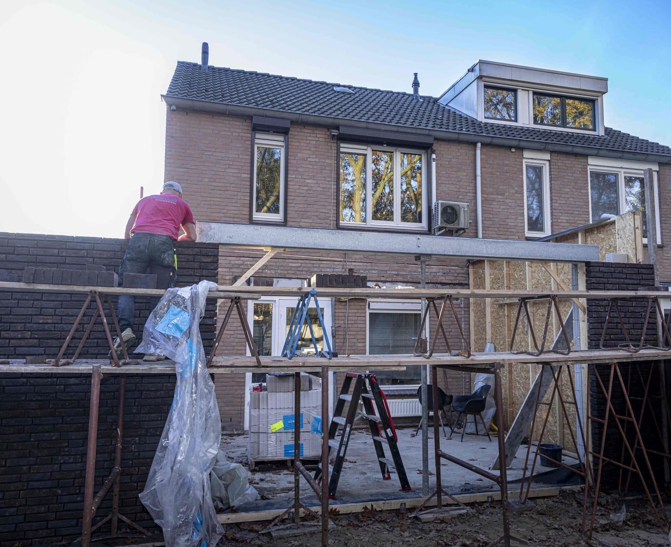 Moderne keuken met eiland en ingebouwde apparaten