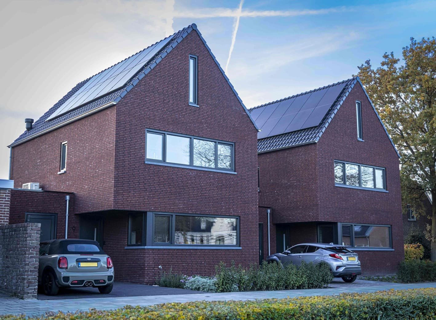 Moderne badkamer met dubbele waskommen op houten wastafel