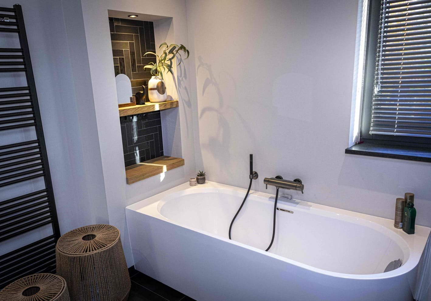 Moderne badkamer met zwarte tegels en toilet