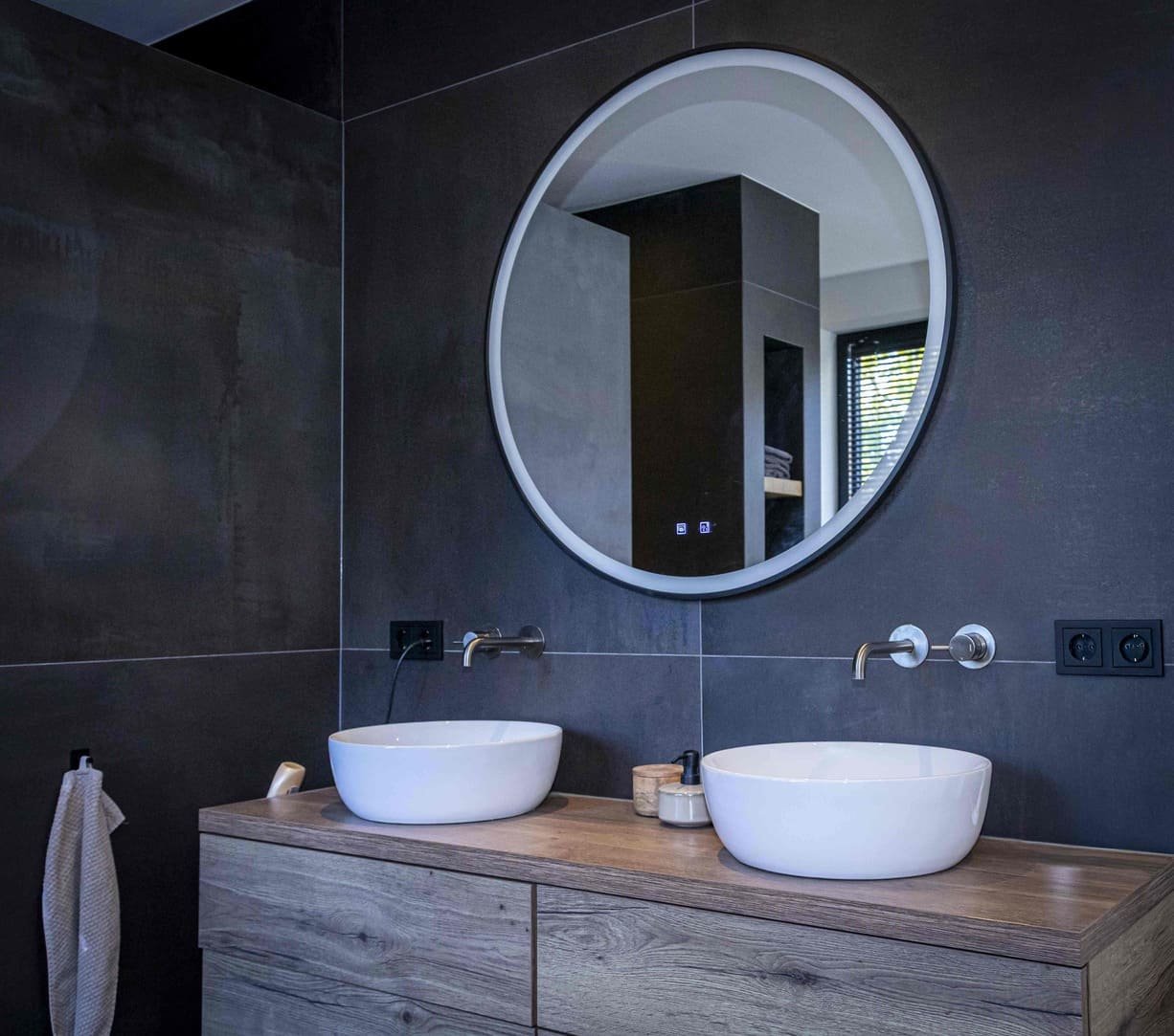 Moderne badkamer met wit vrijstaand bad