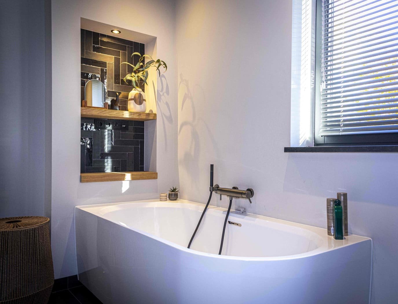 Modern gebouw met hoekige gevel en grote ramen