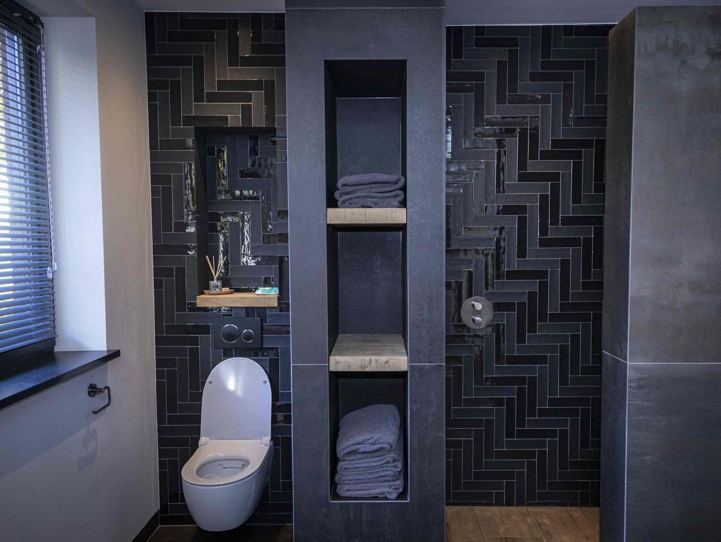 Twee moderne bakstenen huizen met grote ramen